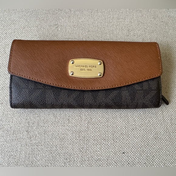 Michael Kors Two Tone Long Wallet With Logo Plaque - Picture 1 of 10